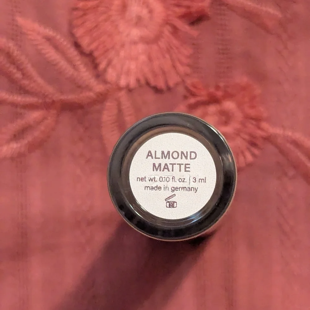 Almond Matte Liquid Eyeshadow Mally Beauty - New Without Box